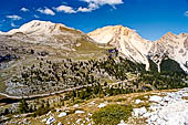Parco Naturale Fanes-Senes-Braies. Escursione al Rifugio Fanes. L'Alpe di Fanes Piccola. Al centro il monte Sella di Fanes. In basso si scorge il Rifugio Fanes. 